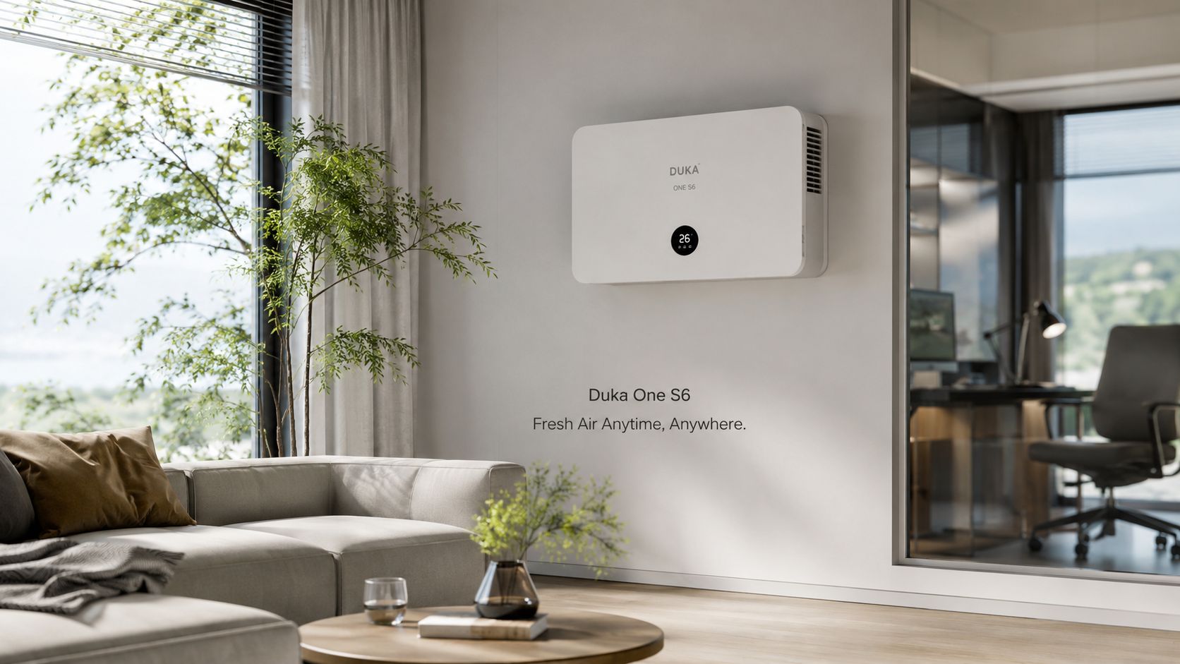 Duka One S6 ventilationsenhed monteret på en væg i en moderne stue med store vinduer og planter.